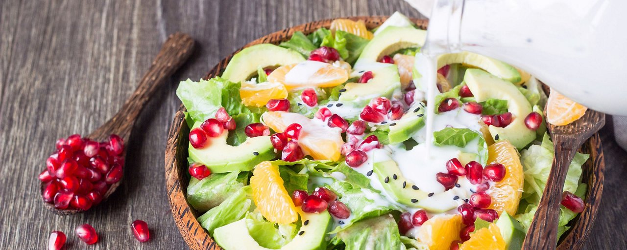 Insalata primaverile ocn frutta e ortaggi