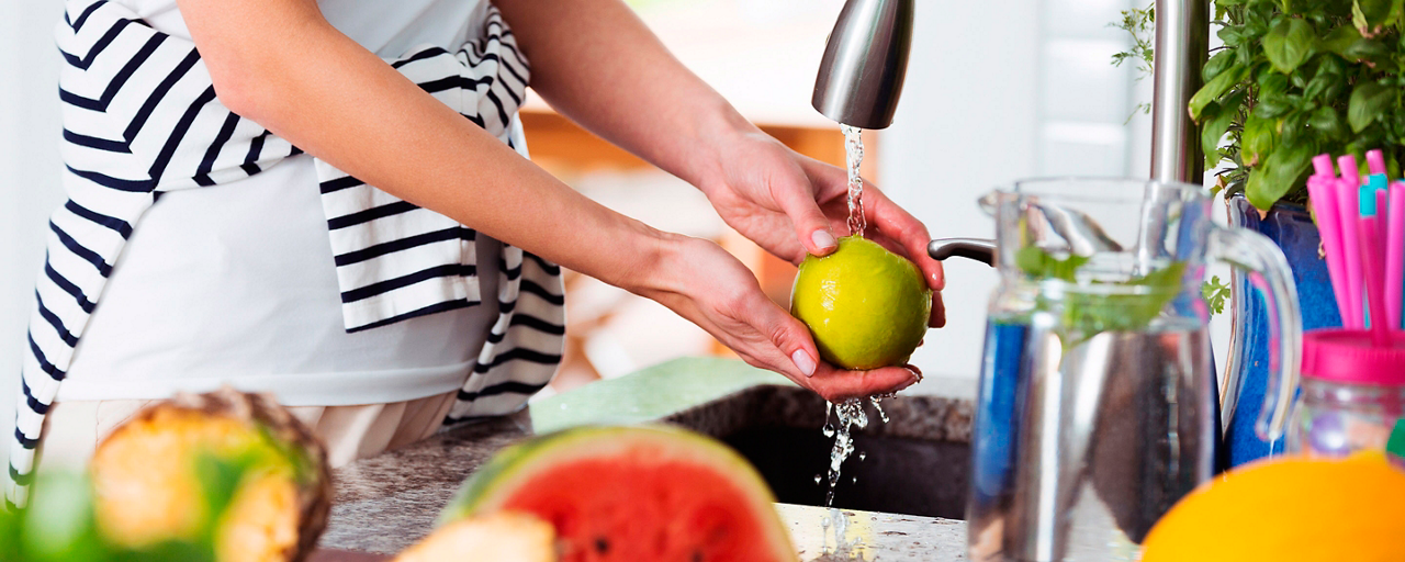 donna lava frutta in casa