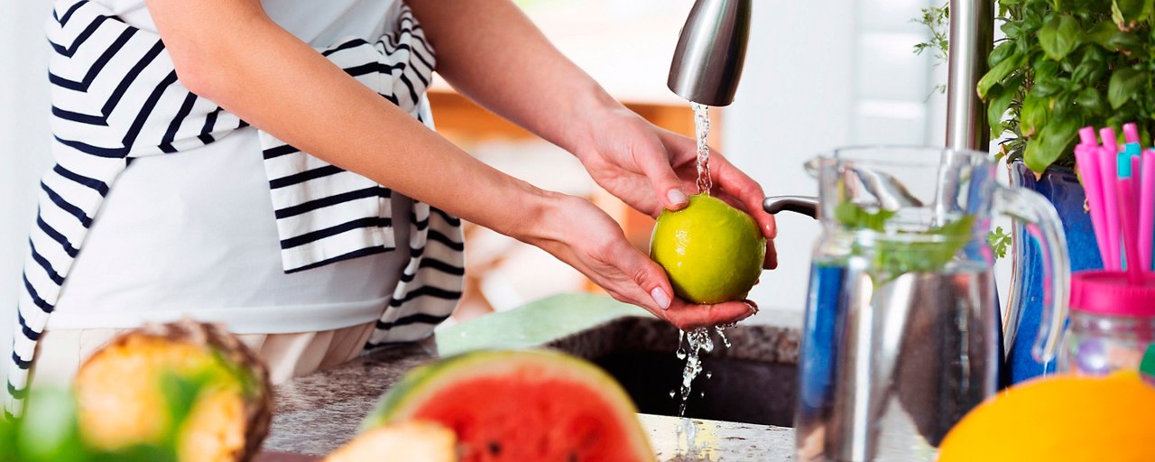 donna lava frutta in casa