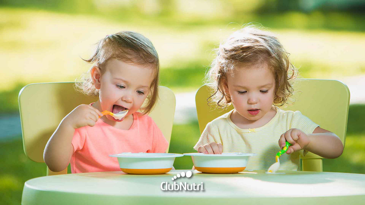 Niñas comiendo 