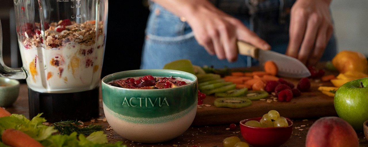 Ragazza prepara una colazione salutare 