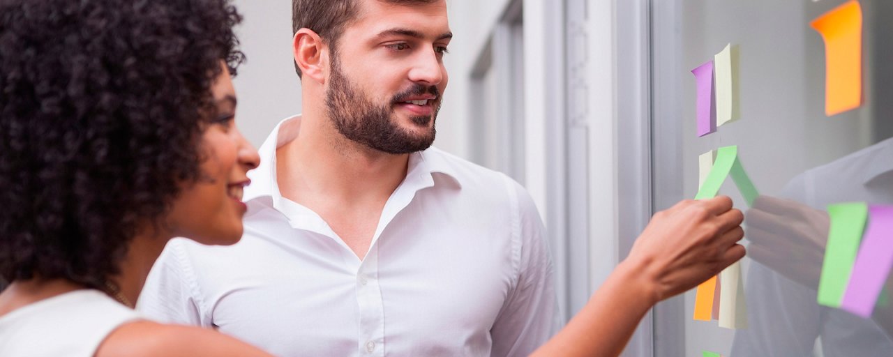 Uomo e donna pianificano attività sul lavoro