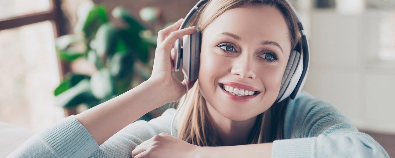 Ragazza ascolta musica per rilassare mente e spirito