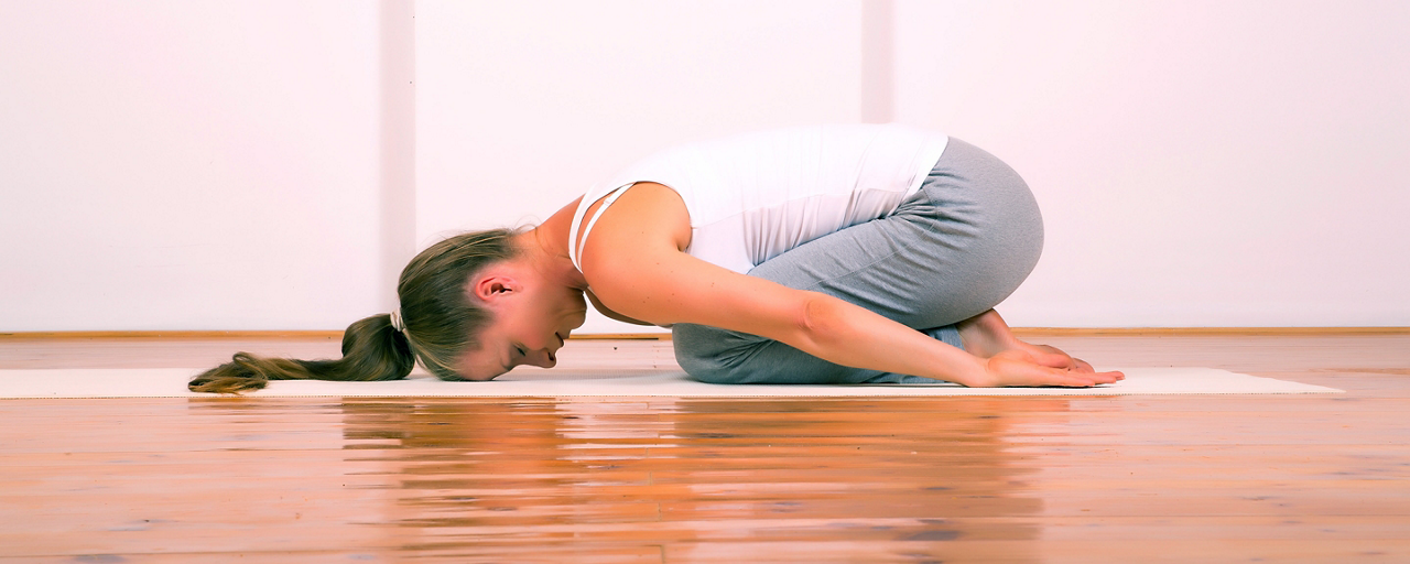 Ragazza fa yoga per ritrovare benessere