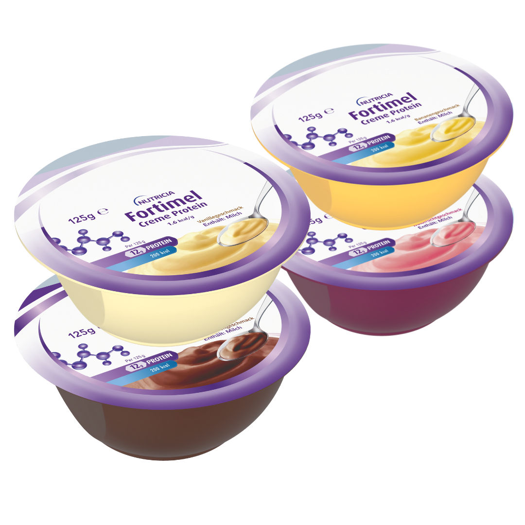 Vier Becher Fortimel Creme Protein von Nutricia in verschiedenen Geschmacksrichtungen sind übereinander gestapelt.