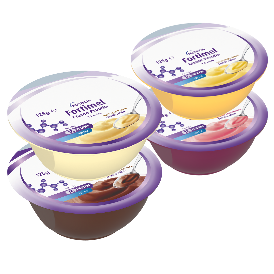 Vier Becher Fortimel Creme Protein von Nutricia in verschiedenen Geschmacksrichtungen sind übereinander gestapelt.