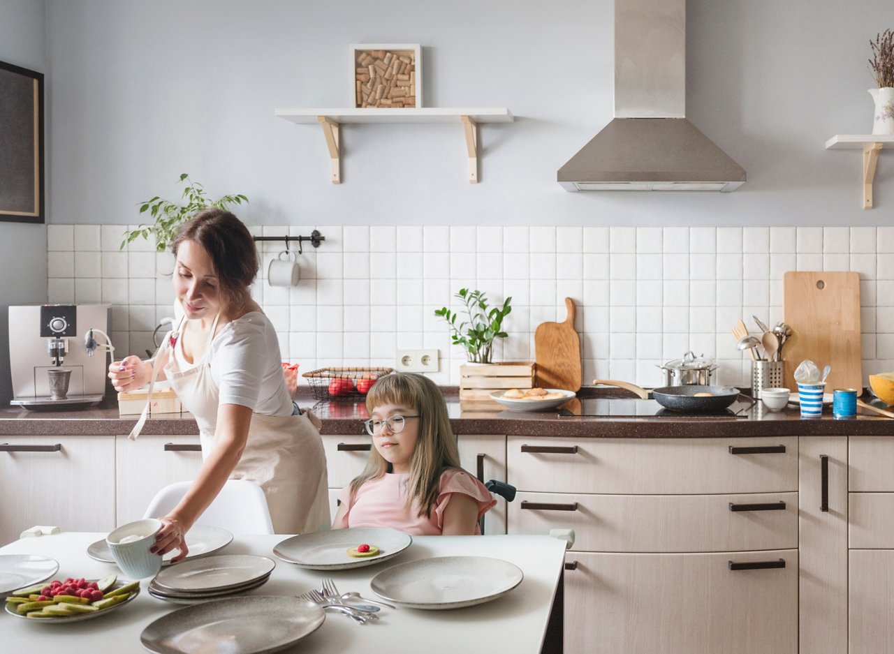 Moskau, Russland. Eine Familie mit einem kleinen Kind bereitet das Essen in der Küche vor