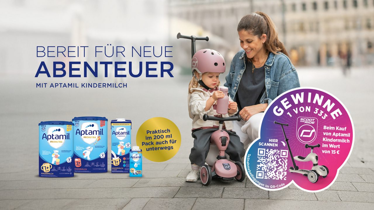 Kind trinkt aus einem Becher am Tisch