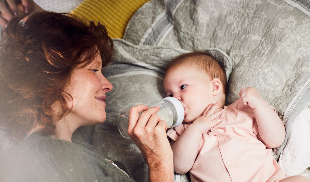 DE_APTAMIL_MOTHER-FEEDING-BABY-WITH-BOTTLE-IN-BED