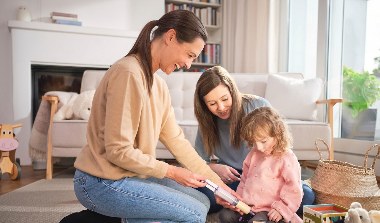 DE_Ernaehrungsteam_Frauen_Kind_Spielen_Baukloetze