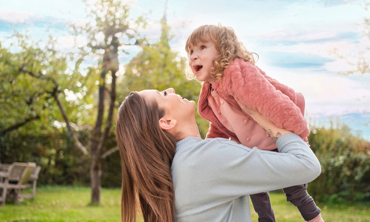 DE_Nutrini_Maedchen_Mama_draussen