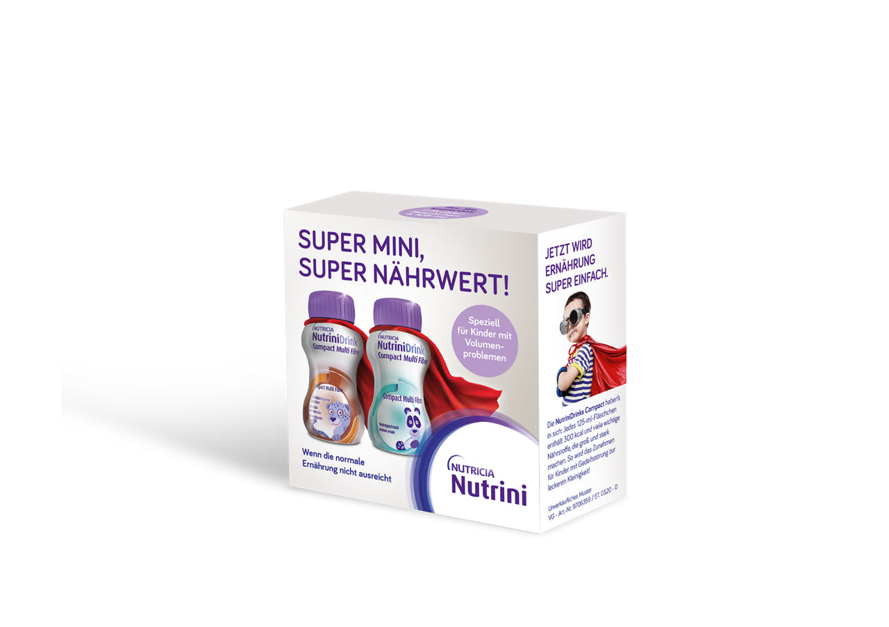 Verpackung von Nutricia Nutini mit zwei NutiniDrink Compact Multi Fibre Flaschen und Kind im Superheldenkostüm.