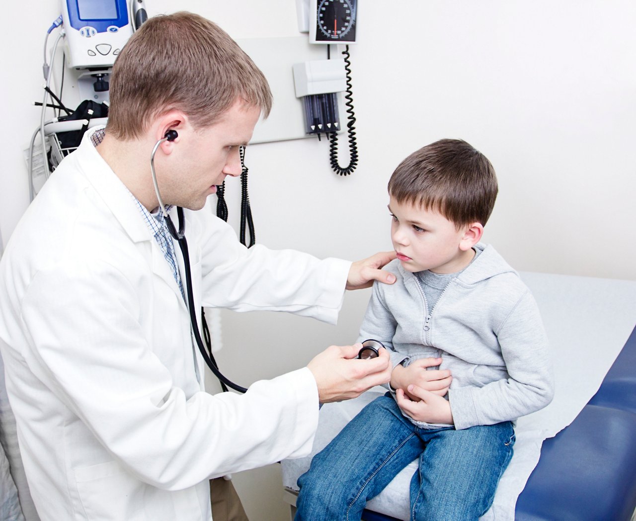 Junge mit FPIES wird vom Arzt untersucht