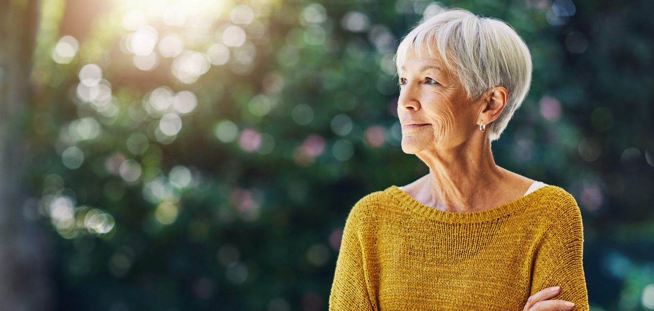 Frau mit Tumorkachexie genießt die frische Luft im Garten
