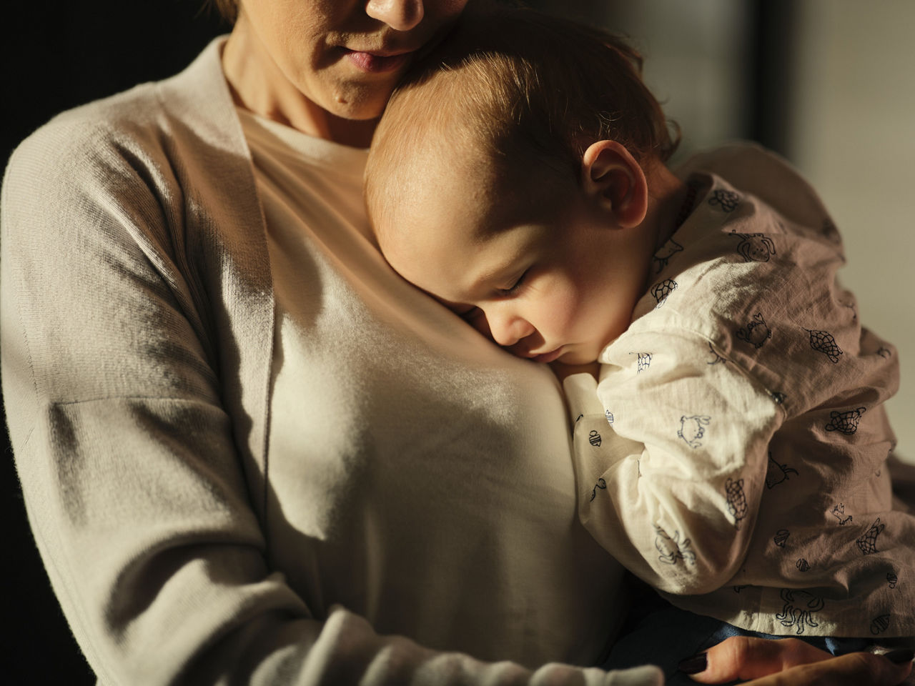 mom-and-baby-hugging