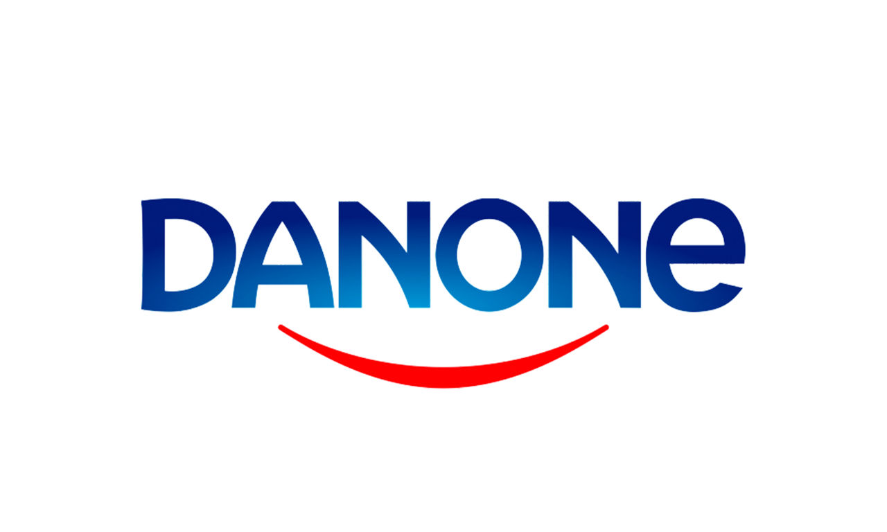 Logo de Danone, avec le nom de la marque en lettres bleues et un sourire rouge en dessous.