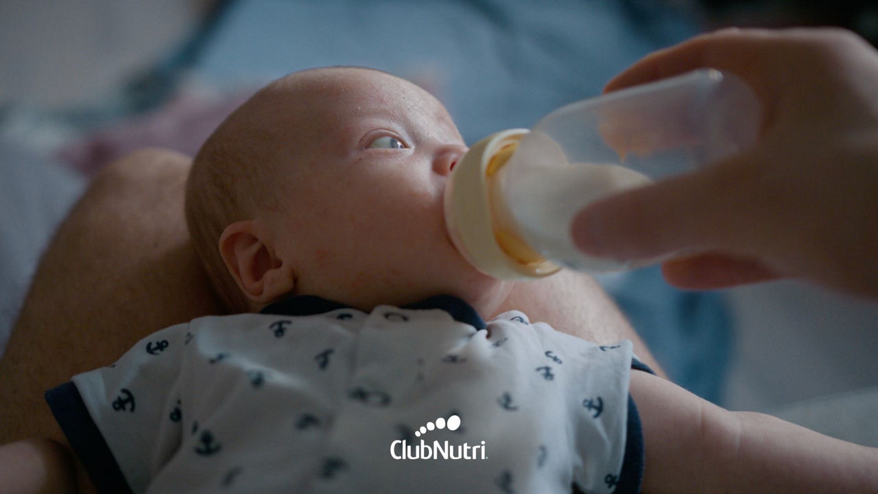 Bebé tomando la mamadera.