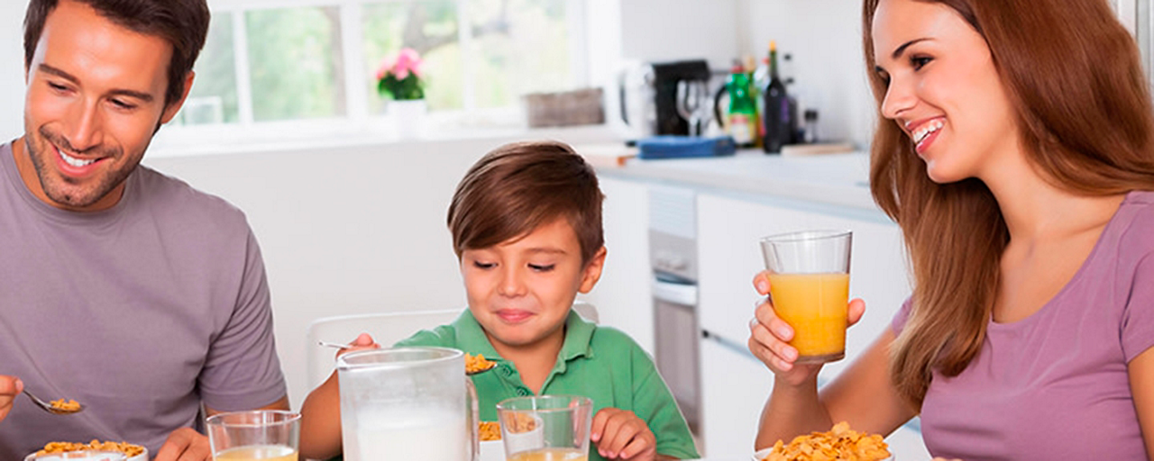 Famiglia fa una colazione salutare