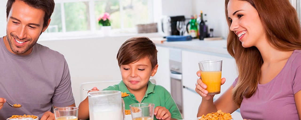 Famiglia fa una colazione salutare
