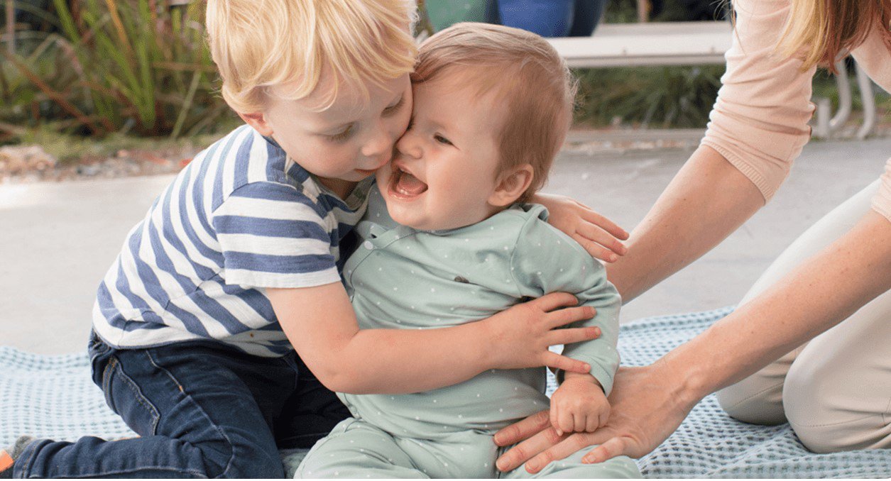 Enfants qui jouent ensemble