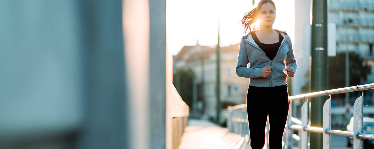 Ragazza fa jogging in strada