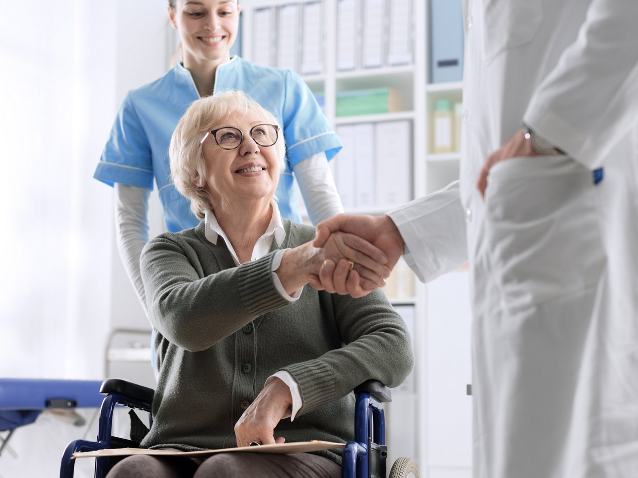patient-handshake-doctor