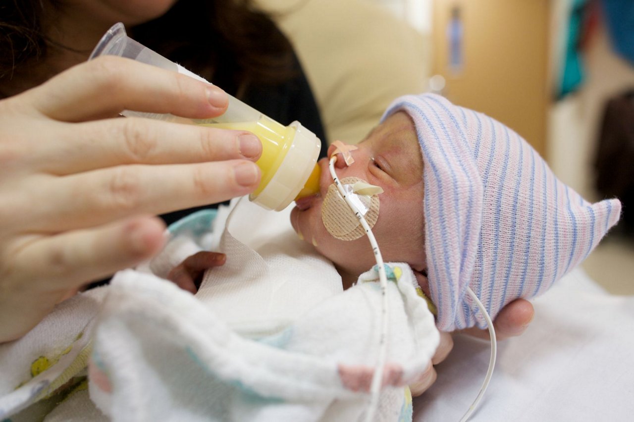 Ein Baby erhält Nahrung