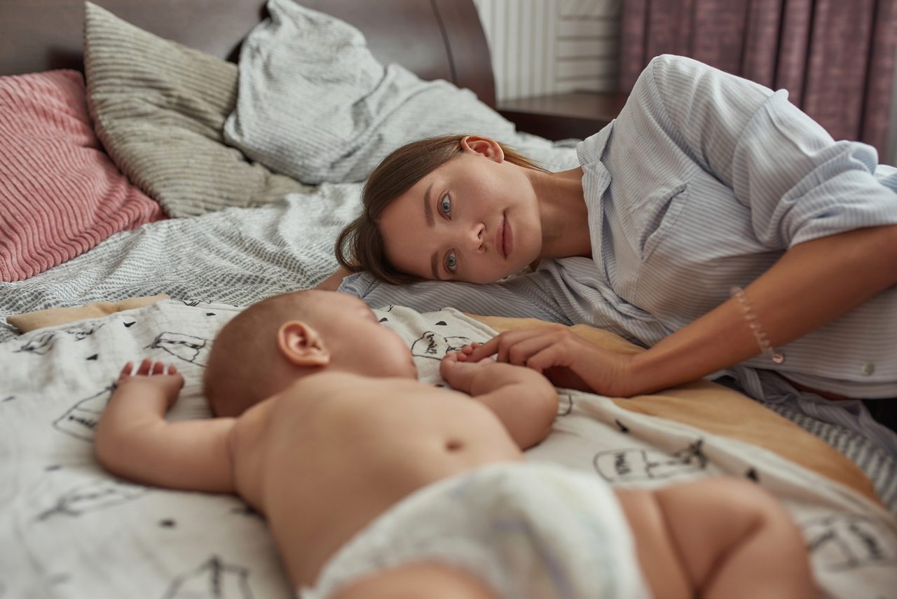 Mama und Baby im bett 