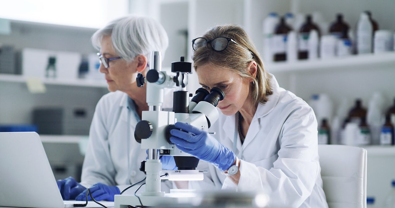 Deux femmes dans un laboratoire dans le cadre de la recherche sur le lait maternel.