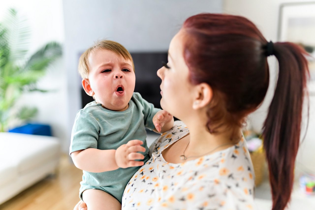 Baby Impfung bei Arzt mit Mutter