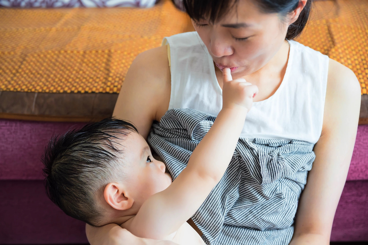 mom kissing baby finger