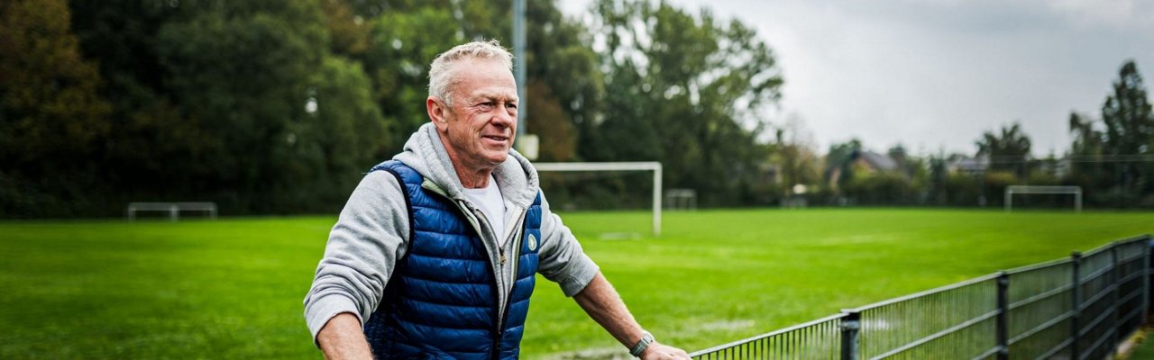 Persoon verzorgt gevlochten haar van kind