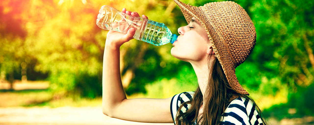 Ragazza beve acqua per idratarsi