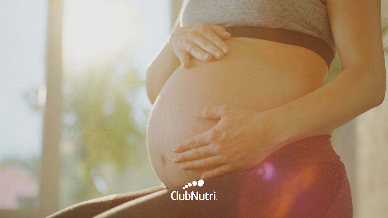 Futura mamá tocando su panza