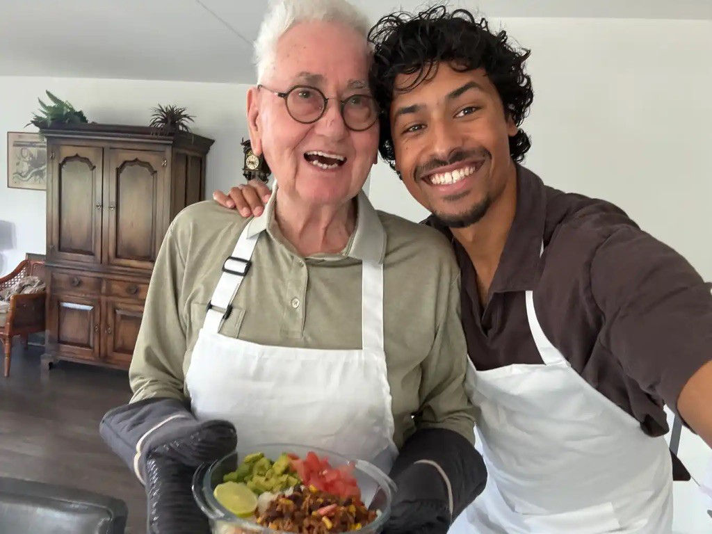 Mensen aan tafel tijdens lancering Ondervoeding op het Menu