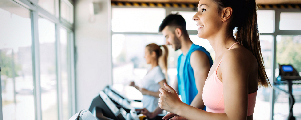 Ragazzi fanno fitness in palestra