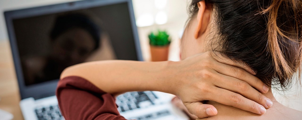 Donna al lavoro pratica automassaggio