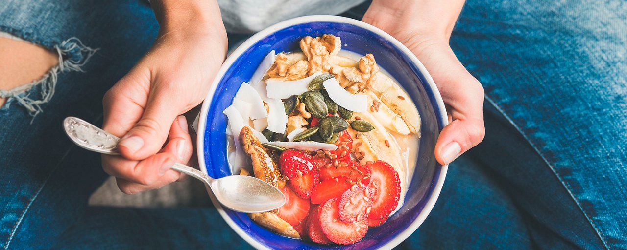 Ragazza fa una colazione salutare
