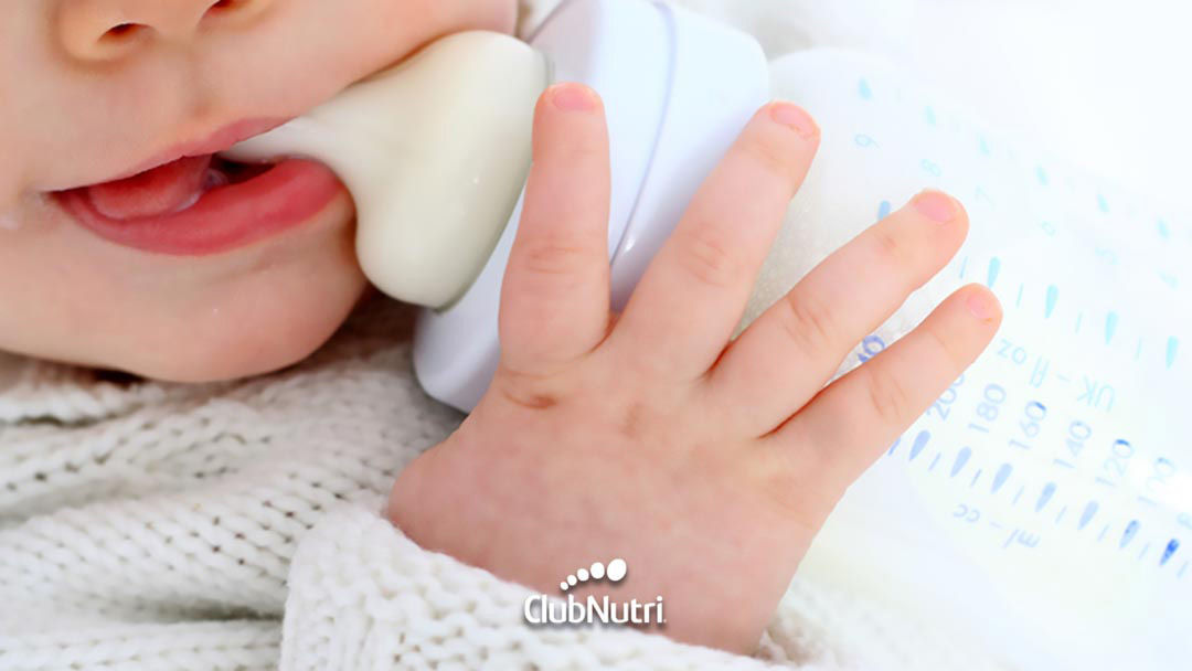 bebe con mamadera