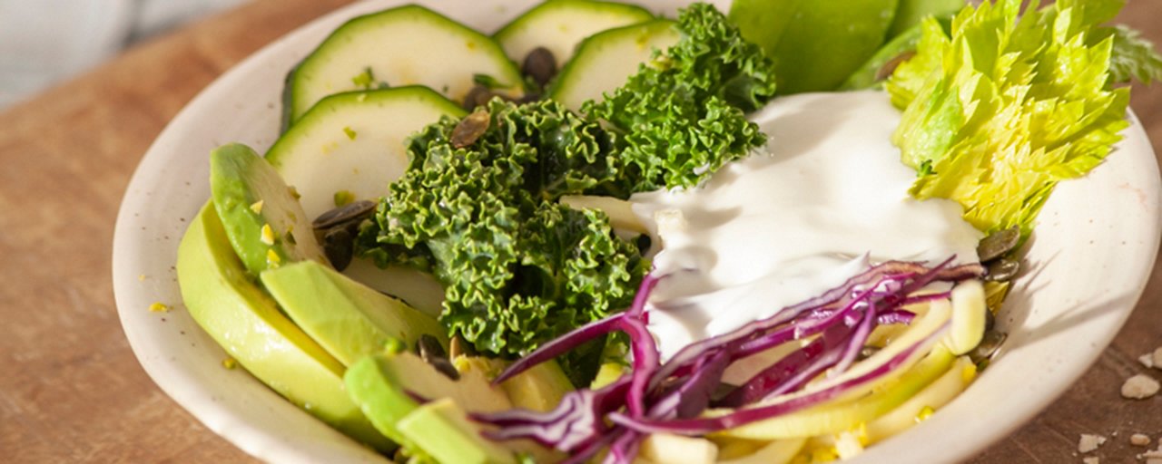 Donna usa cellulare per organizzare tempo e lavoro