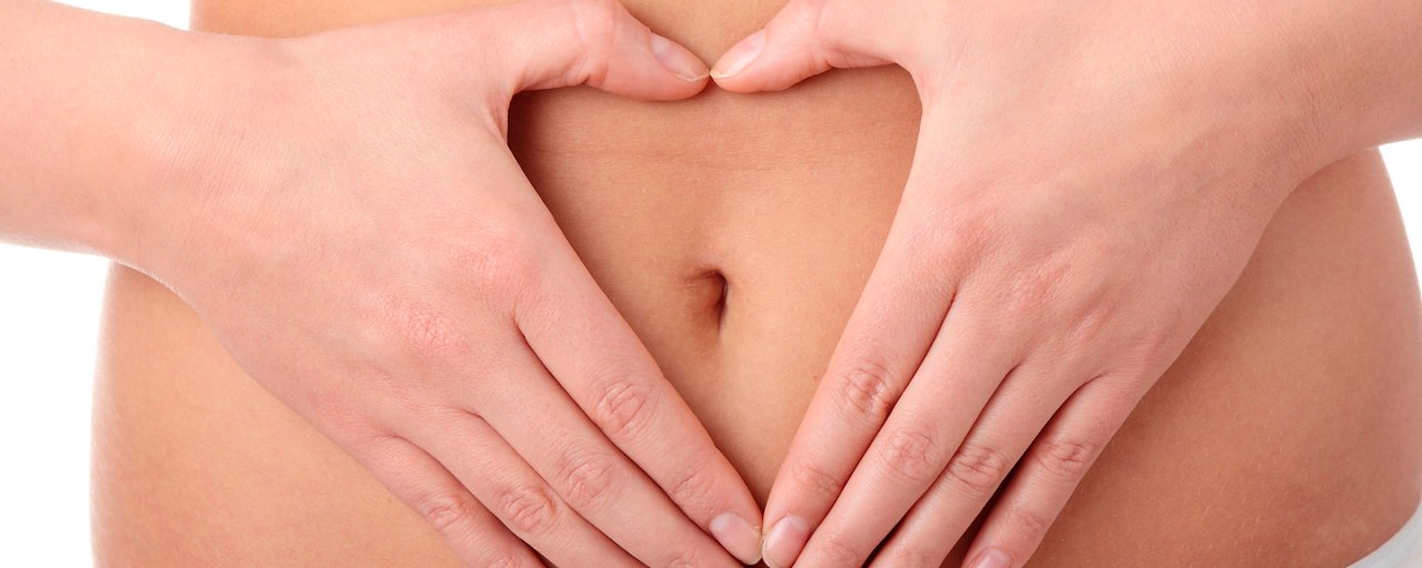 donna mette sale nell'insalata