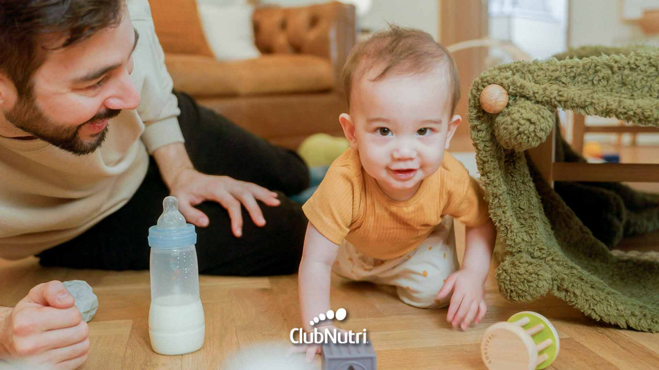 hombre con bebe jugando en el piso