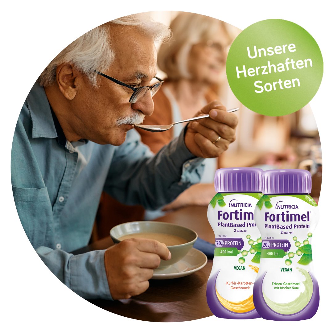 Mann mit Suppe Fortimel und PlantBased Protein herzhaft Packshots