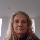 Femme a l'interieur avec un eclairage naturel