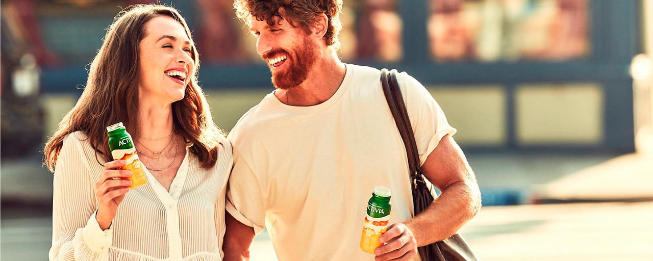 un coppia in forma beve Activia