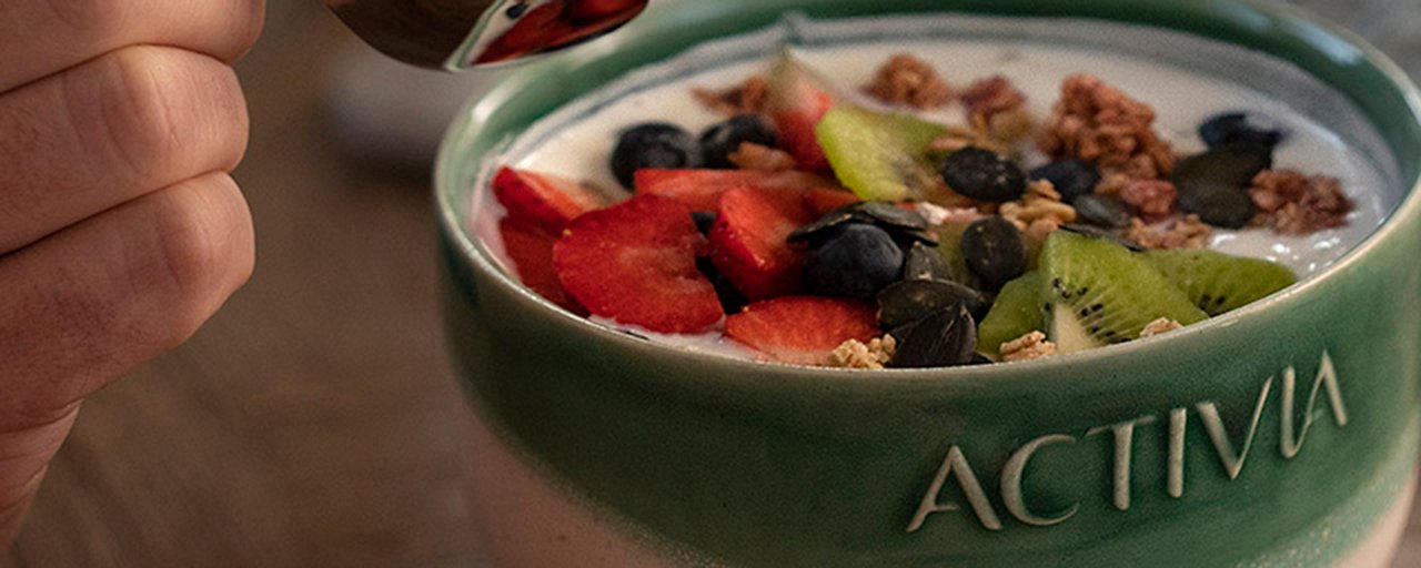 Colazione con yogurt Activia e frutta fresca