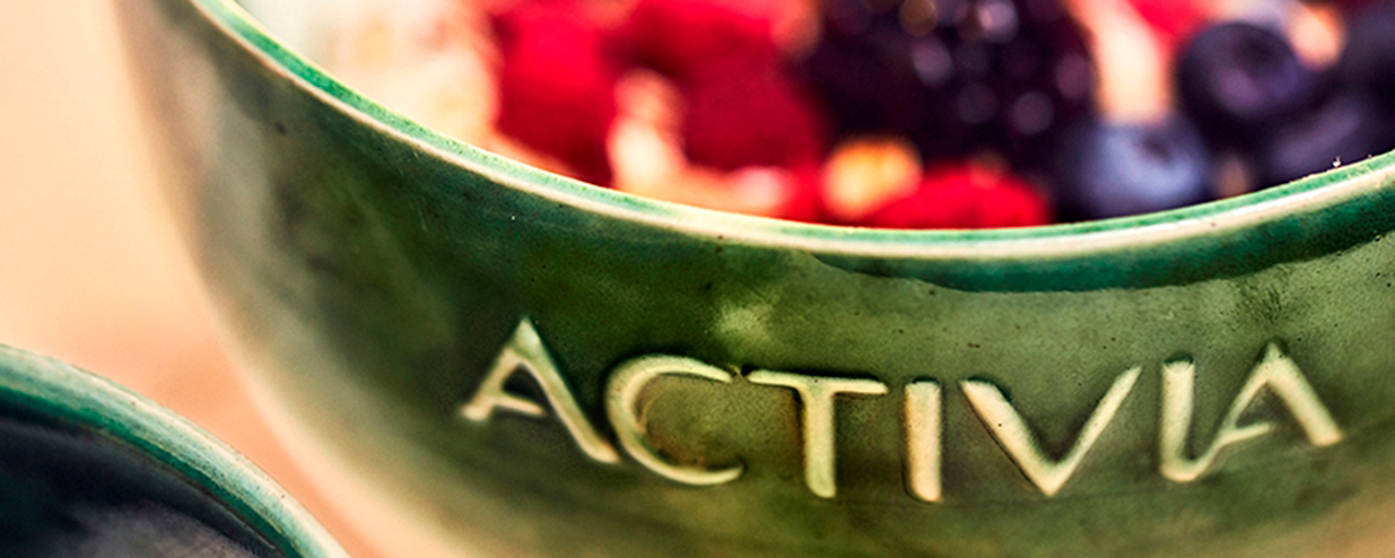 Colazione salutare con yogurt e frutti di bosco