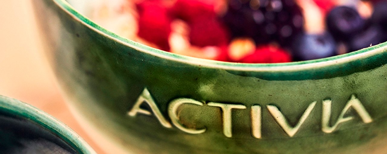 Colazione salutare con yogurt e frutti di bosco