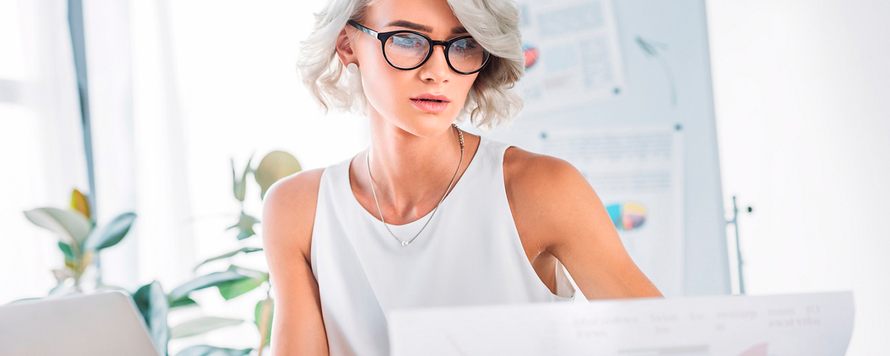 Donna al computer organizza le propria giornata lavorativa