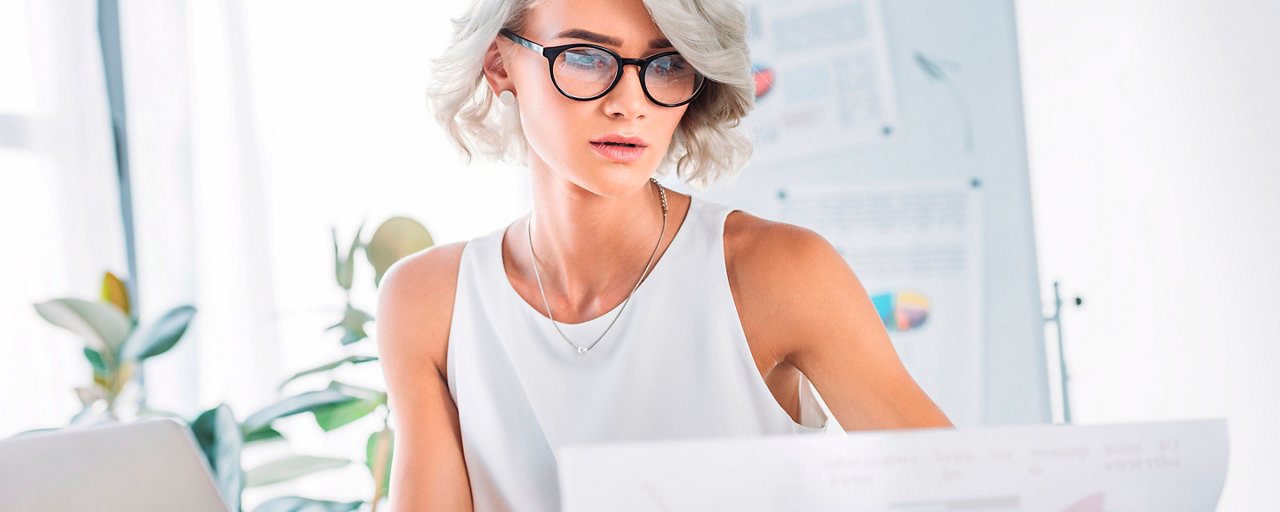 Donna al computer organizza le propria giornata lavorativa